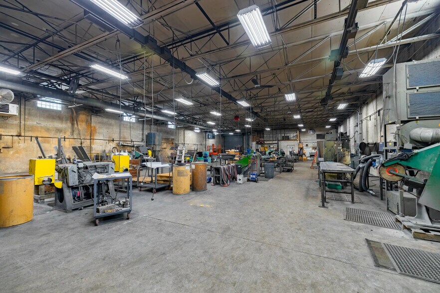 More Photos Of 10709 Capital St, Oak Park Manufacturing For Sale