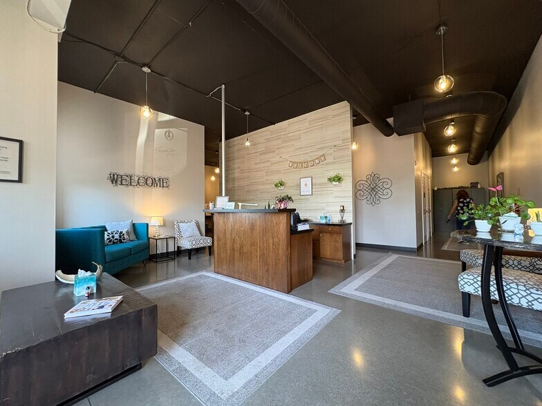 More Photos Of 402-404 S Scott Rd, Fort Wayne Showroom For Sale