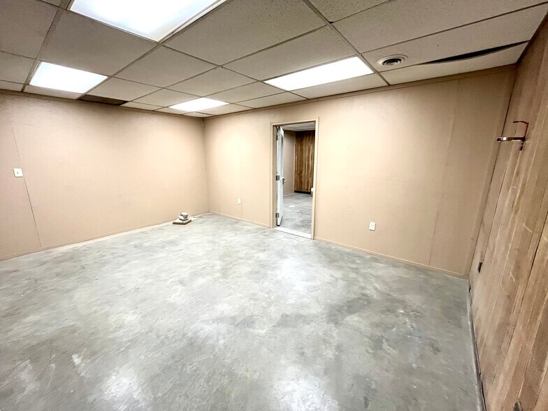 More Photos Of 103 S Acres St, Sikeston Distribution For Lease