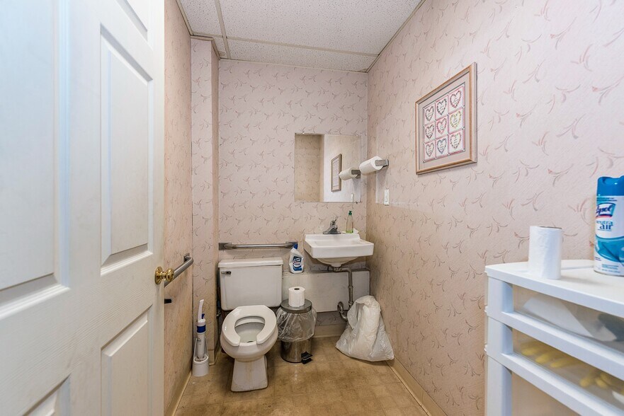 More Photos Of 18735 Ecorse Rd, Allen Park Office For Lease