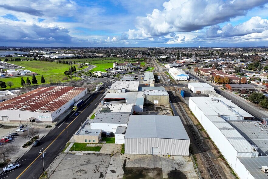 More Photos Of 200 N Uruapan Way, Dinuba Warehouse For Sale