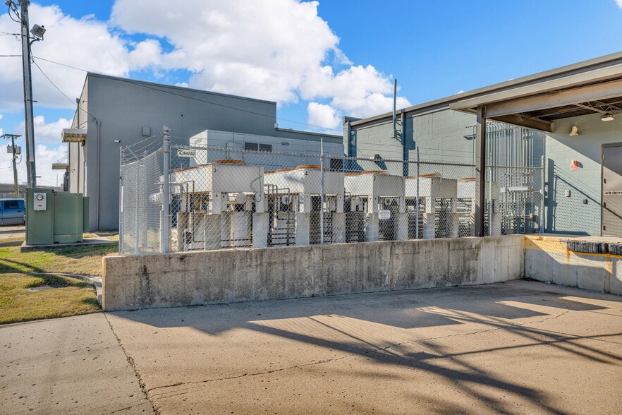 More Photos Of 400 SE Jefferson St, Topeka Flex For Sale