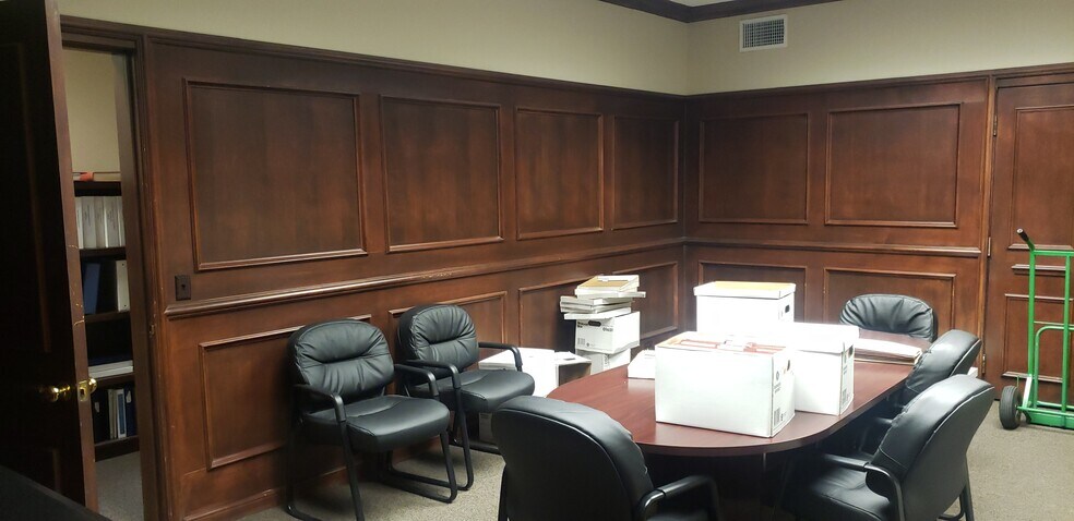 More Photos Of 200 N Main St, Hutchinson Office For Lease