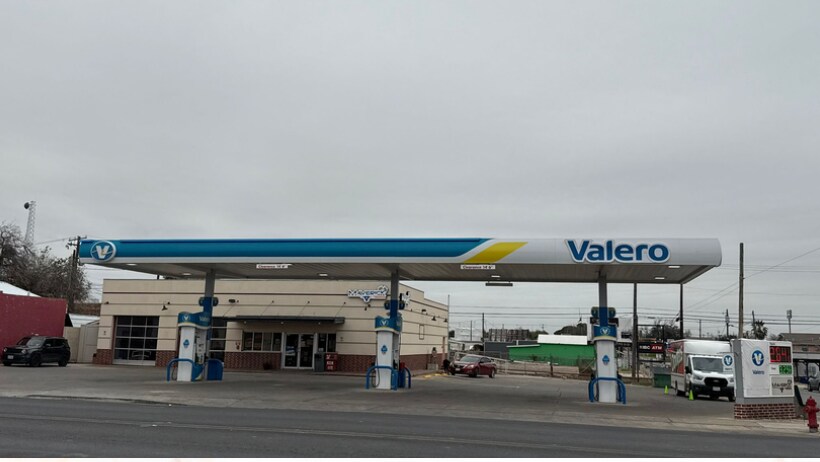 Primary Photo Of 602 E Main St, Eagle Pass Service Station For Sale