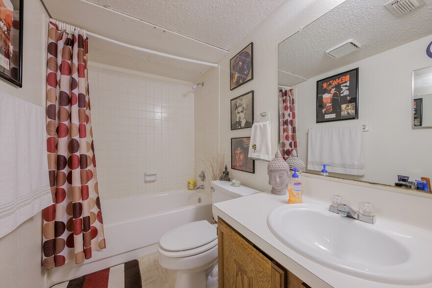 More Photos Of 700 N Medina St, Lockhart Apartments For Sale