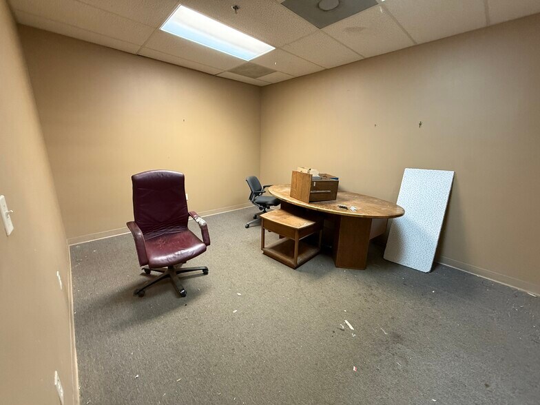 More Photos Of 12635-12651 Hemlock St, Overland Park Showroom For Sale