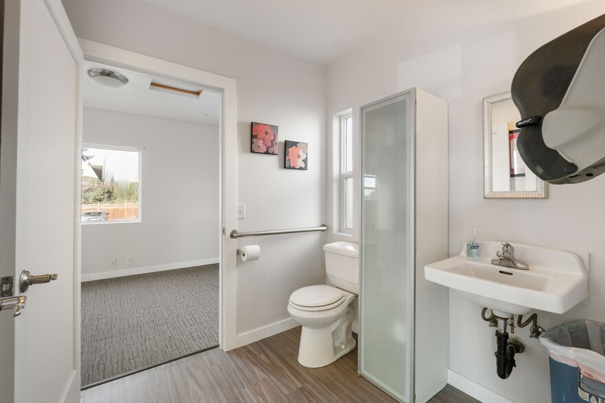 More Photos Of 3108 S Union Ave, Tacoma Office For Sale