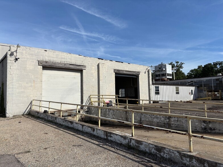 More Photos Of 1255 Oak St, Elkhart Manufacturing For Sale