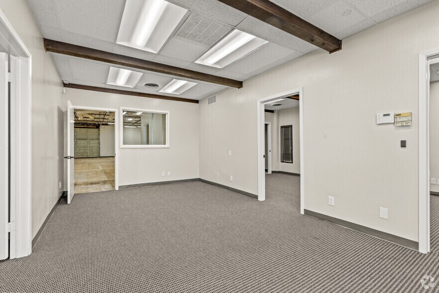 More Photos Of 1100-1120 Luke St, Irving Unknown For Lease
