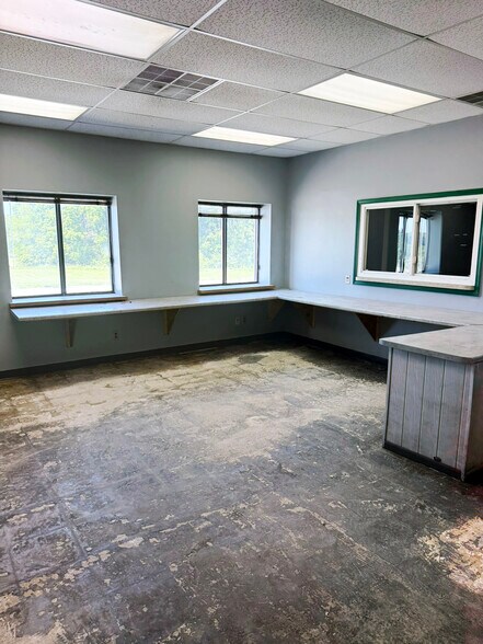 More Photos Of 5601 IN-32, Crawfordsville Truck Terminal For Lease