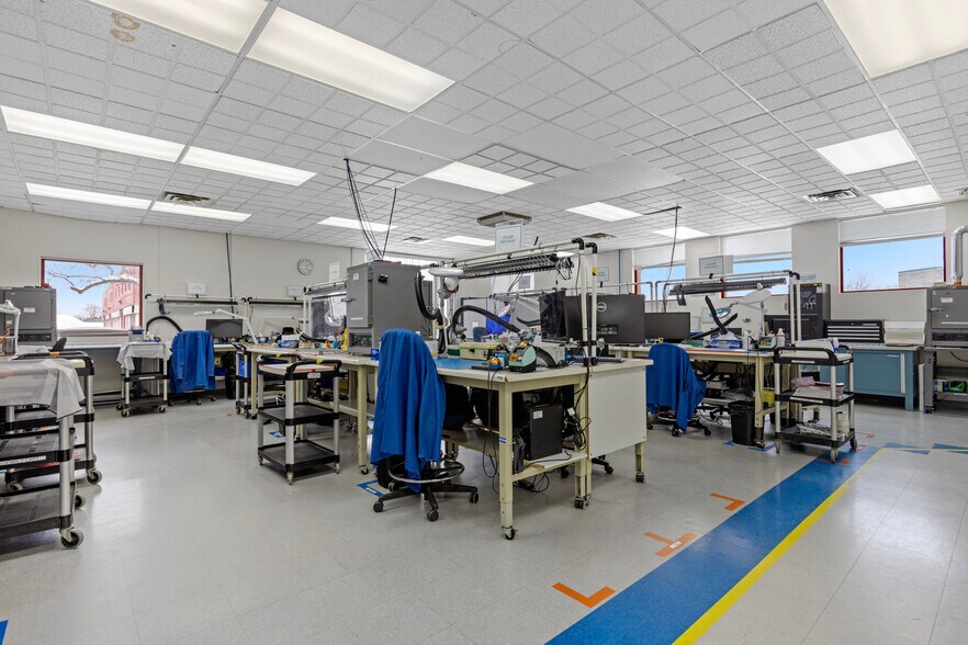 More Photos Of 1011 Polytek St, Ottawa Flex For Sale