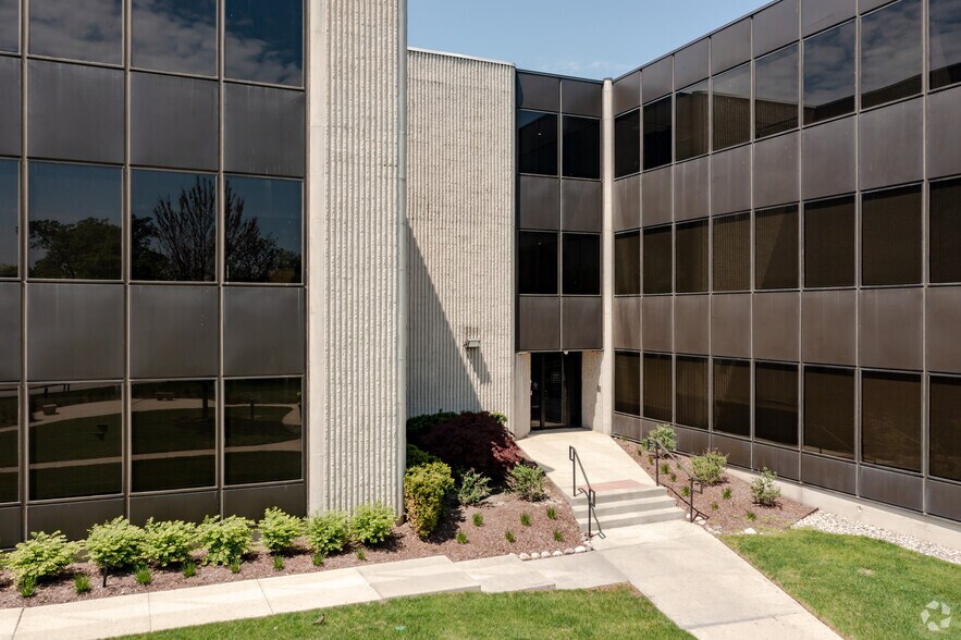More Photos Of 1100 Jorie Blvd, Oak Brook Office For Lease