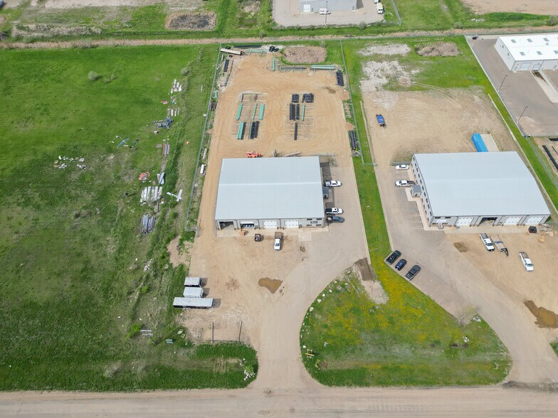 More Photos Of 509 Well St, Williston Warehouse For Lease