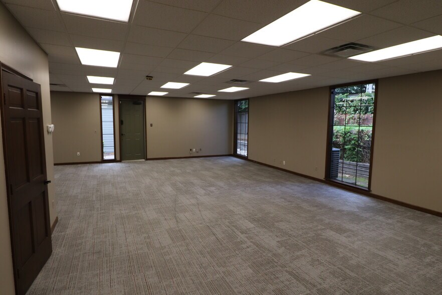 More Photos Of 2417 E Skelly Dr, Tulsa Office For Sale