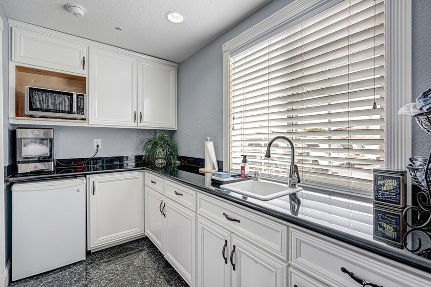 More Photos Of 8330 Brentwood Blvd, Brentwood Medical For Lease