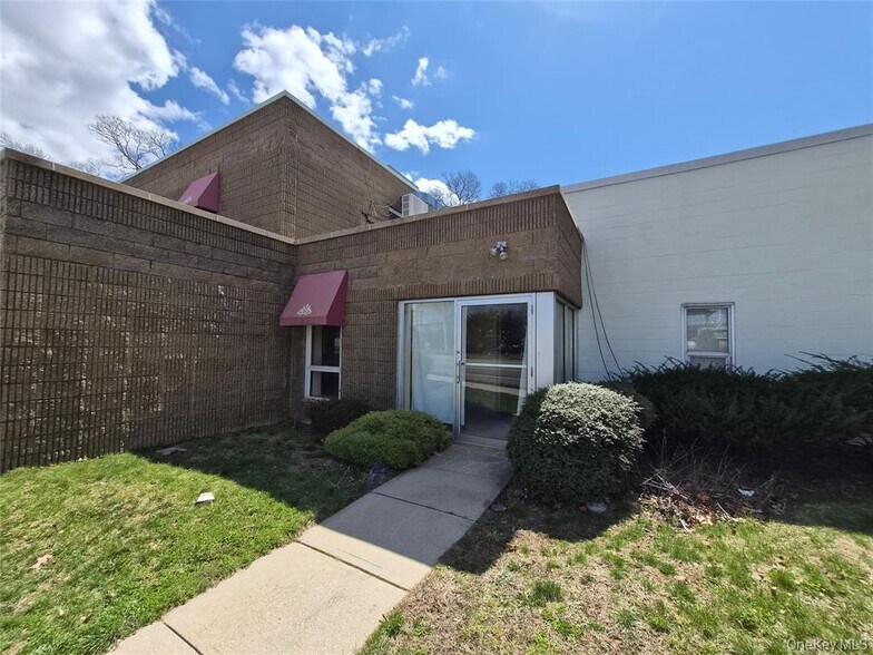 More Photos Of 121 W Oak St, Amityville Office For Sale