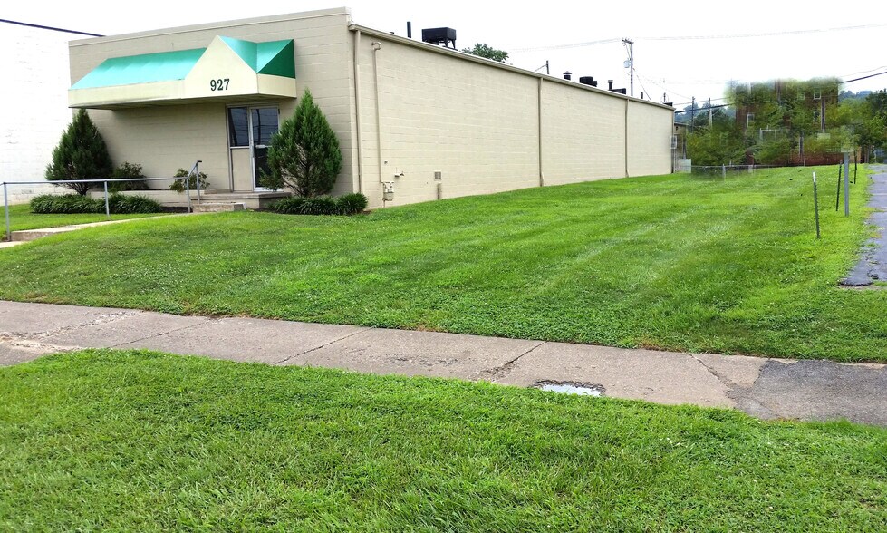 More Photos Of 927 8th Ave, Huntington Veterinarian Kennel For Lease