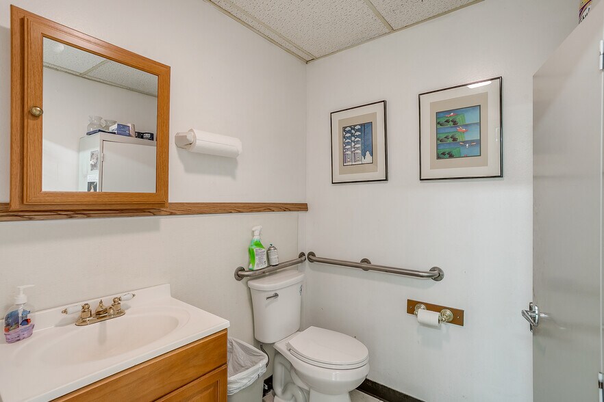 More Photos Of 1841 W Division St, Arlington Warehouse For Sale