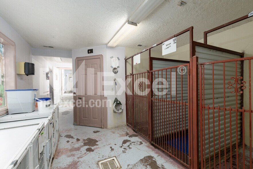 More Photos Of 1545 W State St, Hurricane Veterinarian Kennel For Sale