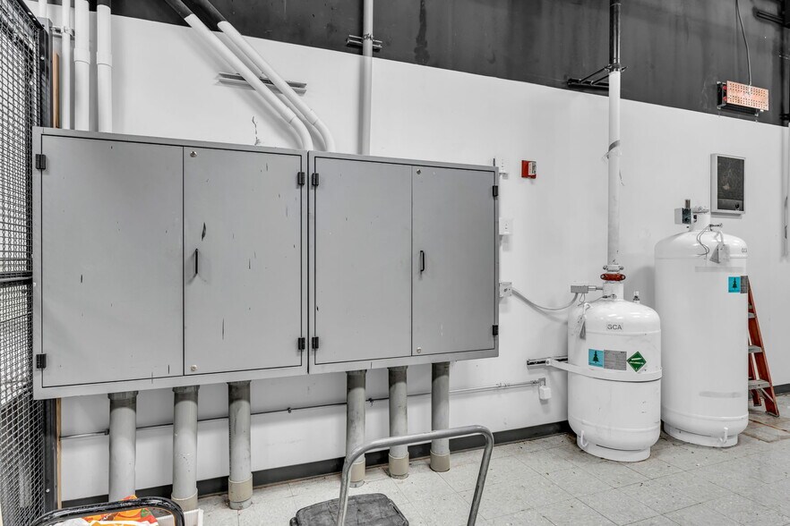 More Photos Of 400 SE Jefferson St, Topeka Flex For Sale