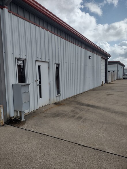 More Photos Of 1909 Lawrence Rd, Kemah Warehouse For Lease