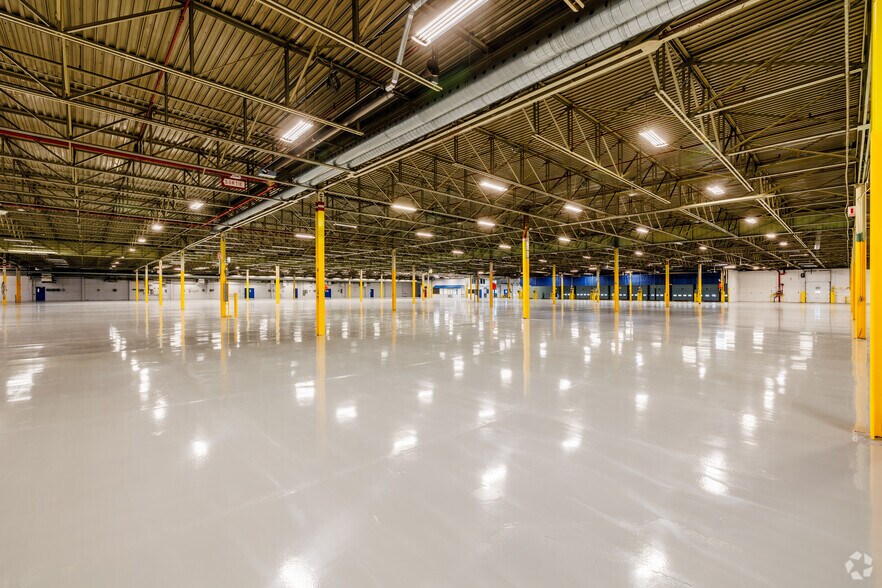 More Photos Of 3000 Aut Transcanadienne, Pointe-claire Distribution For Sale