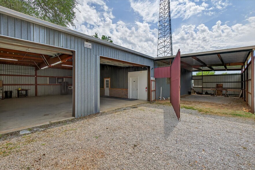 More Photos Of 201 W 9th St, Burnet Warehouse For Lease