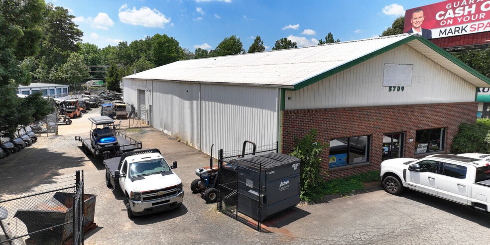 More Photos Of 5709 Brookshire Blvd, Charlotte Warehouse For Lease