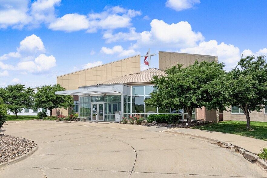 Primary Photo Of 2301 Rittenhouse St, Des Moines Religious Facility For Sale