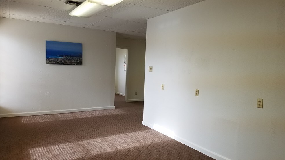 More Photos Of 515 Woodcrest Dr, Bloomington Medical For Lease