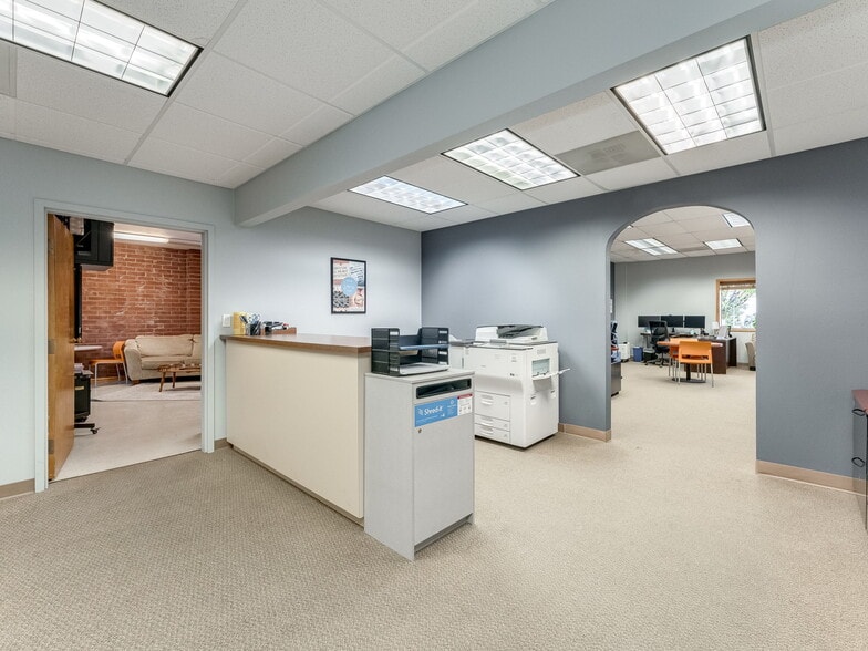More Photos Of 1215 NE Baker St, Mcminnville Office For Sale