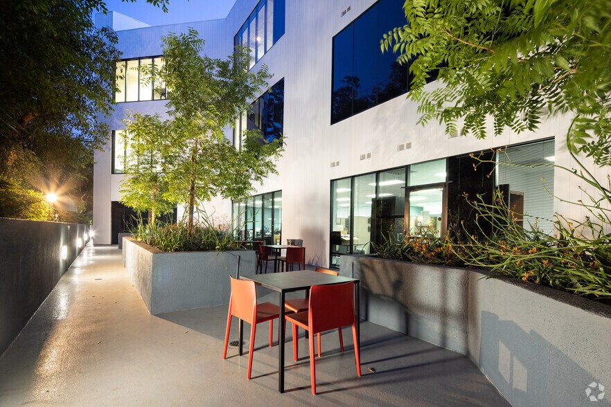 More Photos Of 4130 Cahuenga Blvd, Toluca Lake Medical For Lease