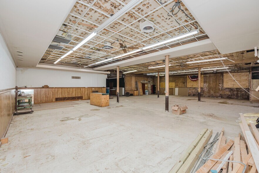 More Photos Of 110 N Poplar St, Hutchinson Warehouse For Sale