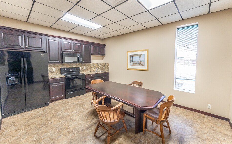 More Photos Of 23 Briercroft Office Park, Lubbock Office For Lease