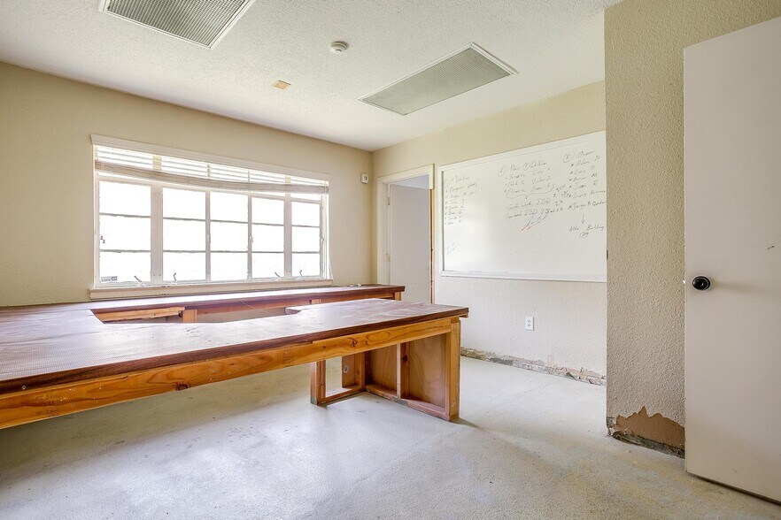 More Photos Of 117 Roberts Cut Off Rd, Fort Worth Warehouse For Sale