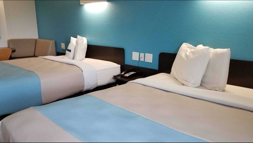 More Photos Of 6284 Highway 281, Three Rivers Hotel For Sale