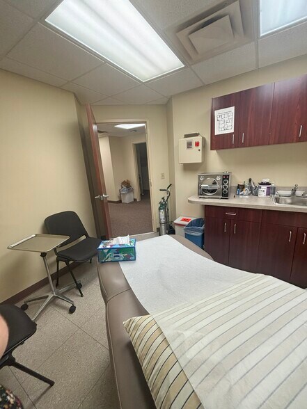 More Photos Of 1100 Torrey Rd, Fenton Medical For Lease