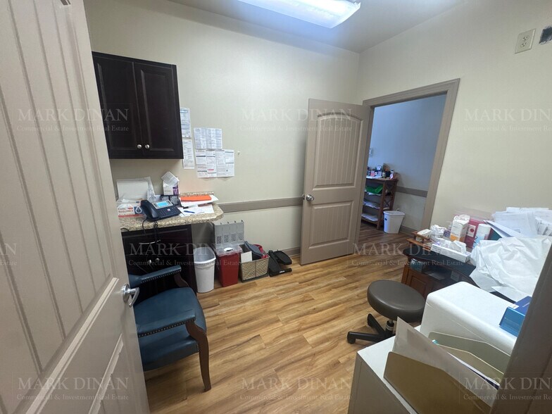 More Photos Of 402 Airport Commons Dr, Calera Medical For Lease