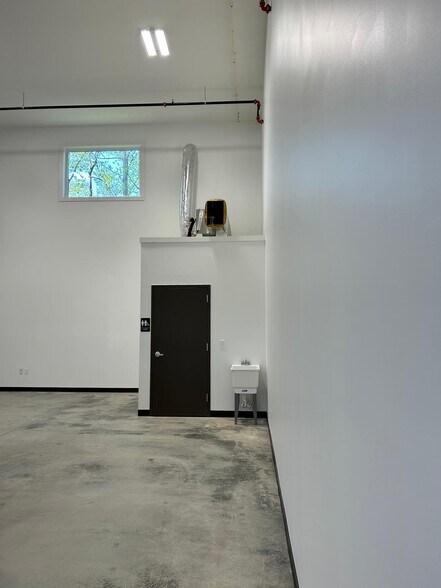 More Photos Of 3770 Francis Cir, Alpharetta Light Distribution For Lease