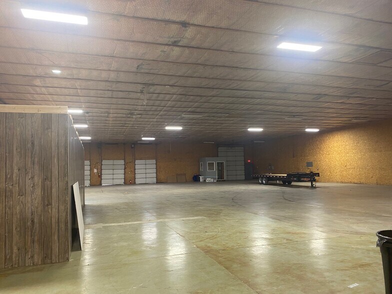 More Photos Of 4193 N Englewood Dr, Indianapolis Warehouse For Sale