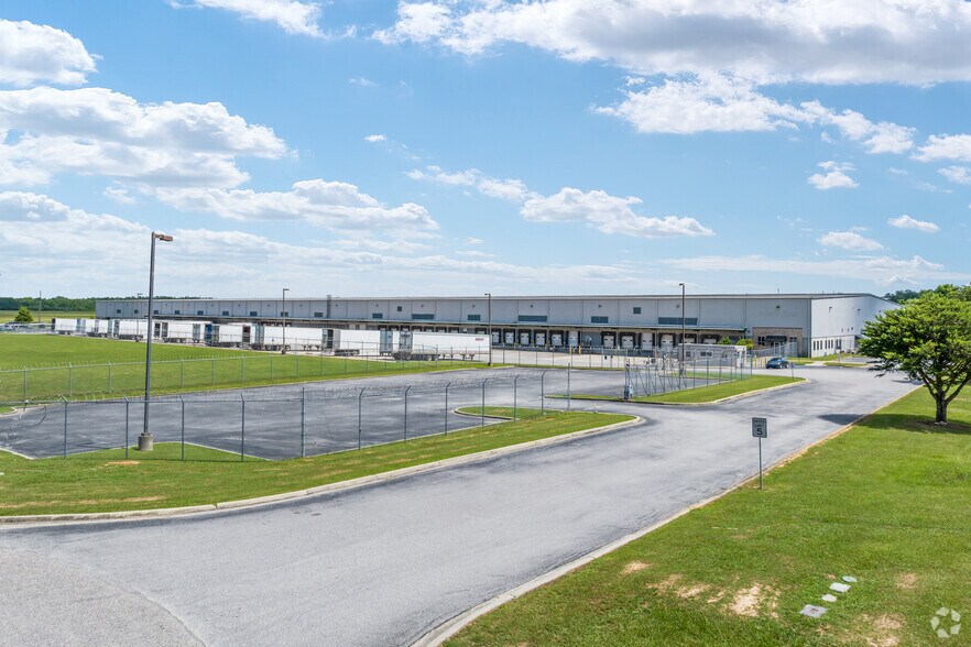 More Photos Of 41 N Industrial Dr, Calera Distribution For Lease