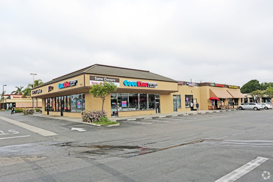 More Photos Of 7011 Warner Ave, Huntington Beach General Retail For Lease