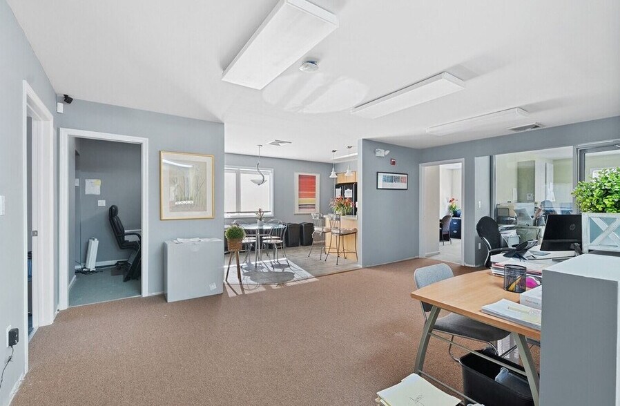 More Photos Of 24 Brentwood Rd, Bay Shore Medical For Lease