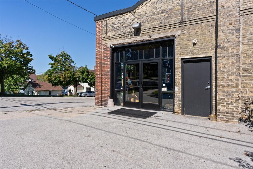 More Photos Of 1133 Indiana Ave, Sheboygan Storefront Retail Office For Lease