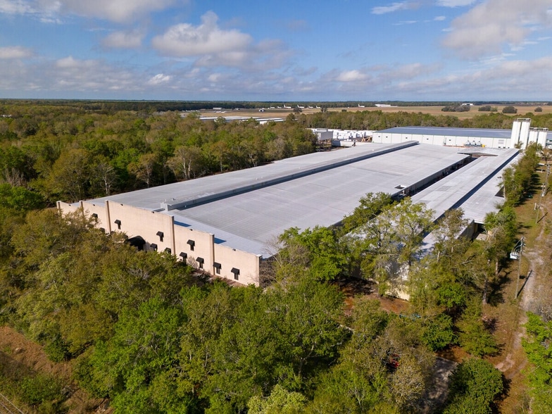 More Photos Of 2251 Topline Way, Brooksville Manufacturing For Lease