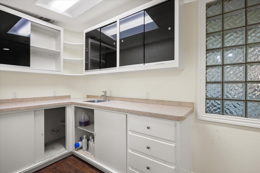 More Photos Of 310 W Bluff St, Granbury Office For Sale