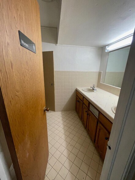 More Photos Of 1315 24th Ave SW, Norman Freestanding For Lease