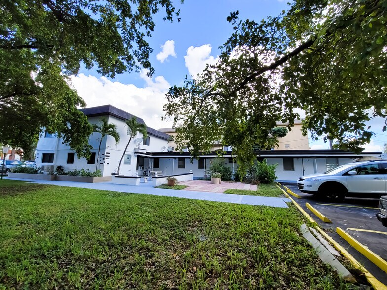 More Photos Of 1858 Dewey St, Hollywood Apartments For Sale