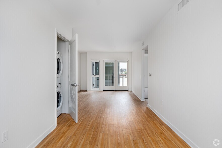 More Photos Of 214 Santa Monica Blvd, Santa Monica Apartments For Lease