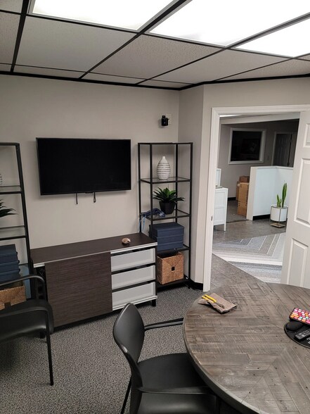More Photos Of 120 Commerce Cir, Fayetteville Office For Sale